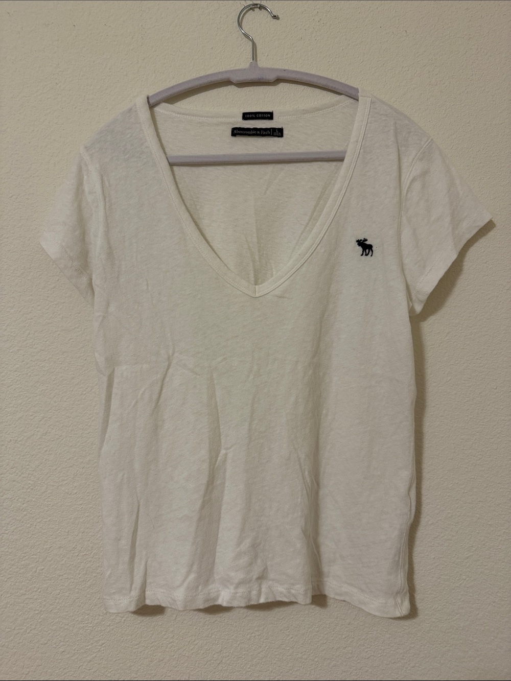 Abercrombie & fitch size large white short sleeve v-neck t-shirt